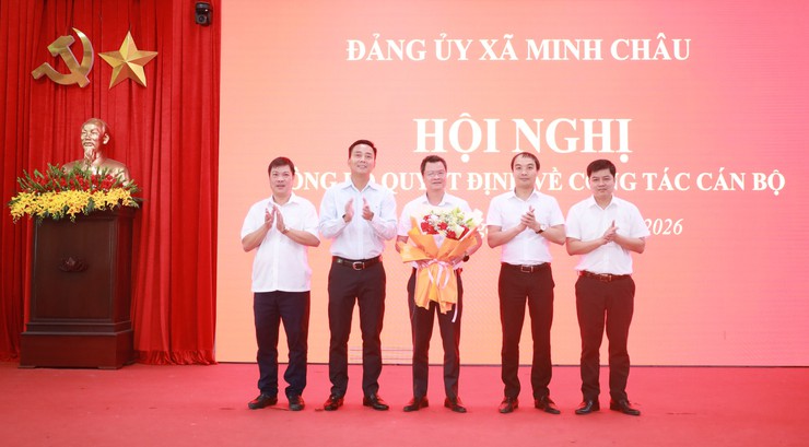 Xã Minh Châu công bố các Quyết định về công tác cán bộ và chuyển giao hội Người cao tuổi, Hội Chữ thập đỏ về trực thuộc Uỷ ban MTTQ Việt Nam xã.- Ảnh 1.