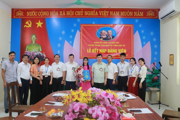 Chi bộ Trung tâm Dịch vụ tổng hợp xã Hòa Phú long trọng tổ chức Lễ kết nạp đảng viên- Ảnh 5.