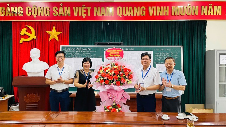 Phúc Thọ thăm, động viên cán bộ coi thi tại Điểm thi THCS Long Xuyên- Ảnh 1.