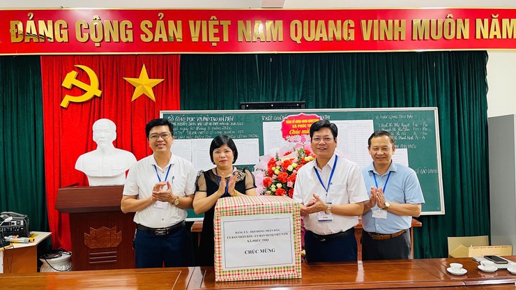 Phúc Thọ thăm, động viên cán bộ coi thi tại Điểm thi THCS Long Xuyên- Ảnh 2.