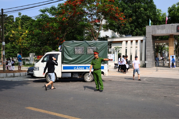 Trường THPT Tự Lập nghiêm túc, an toàn trong ngày đầu làm thủ tục kỳ thi tuyển sinh vào lớp 10- Ảnh 5.