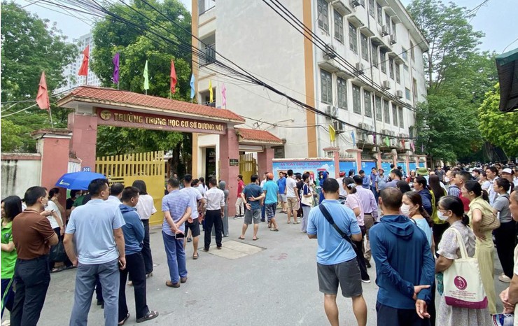 2.446 thí sinh làm thủ tục dự thi lớp 10 THPT công lập tại 3 điểm thi trên địa bàn phường Dương Nội- Ảnh 1.