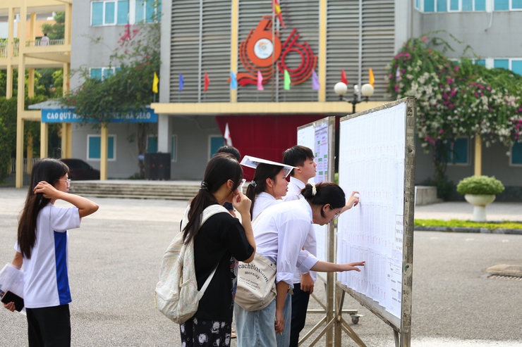 1606 thí sinh làm thủ tục dự thi lớp 10 THPT công lập tại 2 điểm thi trên địa bàn phường Sơn Tây- Ảnh 1.