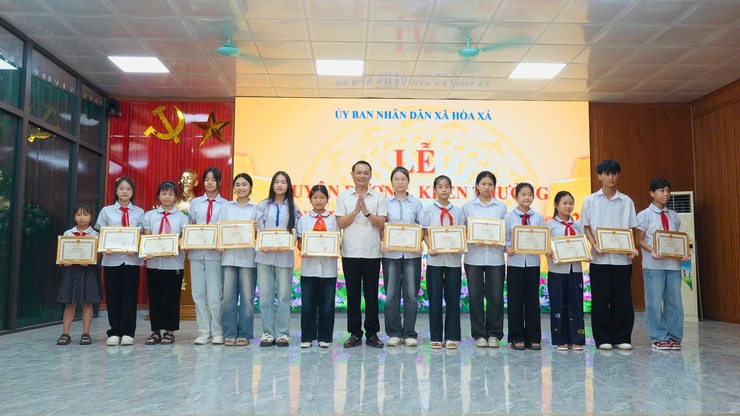 Hòa Xá vinh danh 71 học sinh tiêu biểu năm học 2025 - 2026- Ảnh 6.