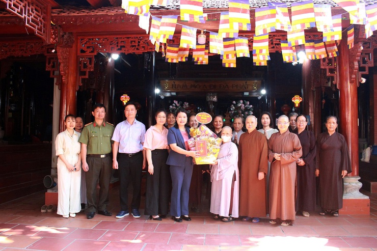 Đồng chí Phó bí thư Thường trực Đảng uỷ phường thăm, chúc mừng ngày Lễ Phật đản- Ảnh 1.