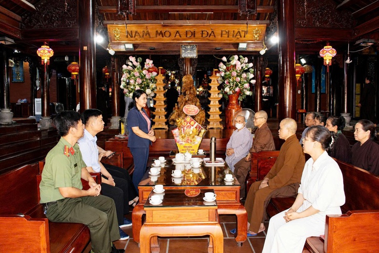Đồng chí Phó bí thư Thường trực Đảng uỷ phường thăm, chúc mừng ngày Lễ Phật đản- Ảnh 2.