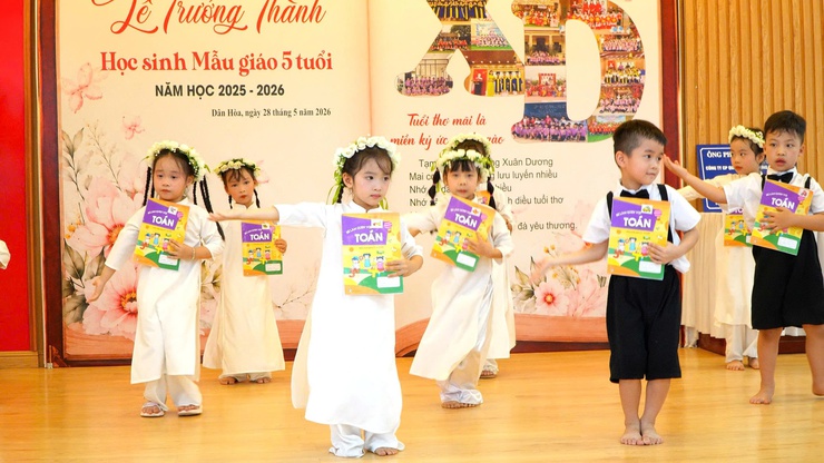 TRƯỜNG MẦM NON XUÂN DƯƠNG TỔ CHỨC TỔNG KẾT NĂM HỌC, TRI ÂN VÀ LỄ TRƯỞNG THÀNH CHO TRẺ 5 TUỔI- Ảnh 5.