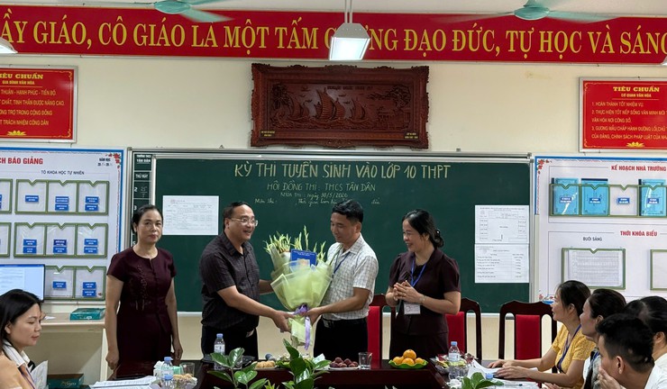 Lãnh đạo xã Chuyên Mỹ thăm, động viên các điểm thi tuyển sinh vào lớp 10 THPT- Ảnh 1.