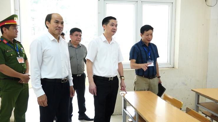 ĐỒNG CHÍ ĐINH HỮU BÌNH, PHÓ BÍ THƯ ĐẢNG ỦY, CHỦ TỊCH UBND XÃ DÂN HÒA ĐÃ ĐI KHẢO SÁT THỰC TẾ, KIỂM TRA CÔNG TÁC CHUẨN BỊ TỔ CHỨC KỲ THI TUYỂN SINH VÀO LỚP 10 NĂM HỌC 2026–2027 TẠI ĐIỂM THI TRƯỜNG THPT NGUYỄN DU- Ảnh 7.