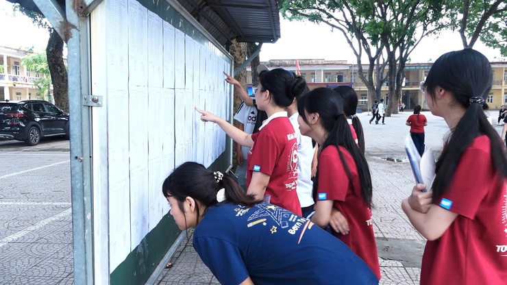 ĐỒNG CHÍ ĐINH HỮU BÌNH, PHÓ BÍ THƯ ĐẢNG ỦY, CHỦ TỊCH UBND XÃ DÂN HÒA ĐÃ ĐI KHẢO SÁT THỰC TẾ, KIỂM TRA CÔNG TÁC CHUẨN BỊ TỔ CHỨC KỲ THI TUYỂN SINH VÀO LỚP 10 NĂM HỌC 2026–2027 TẠI ĐIỂM THI TRƯỜNG THPT NGUYỄN DU- Ảnh 9.