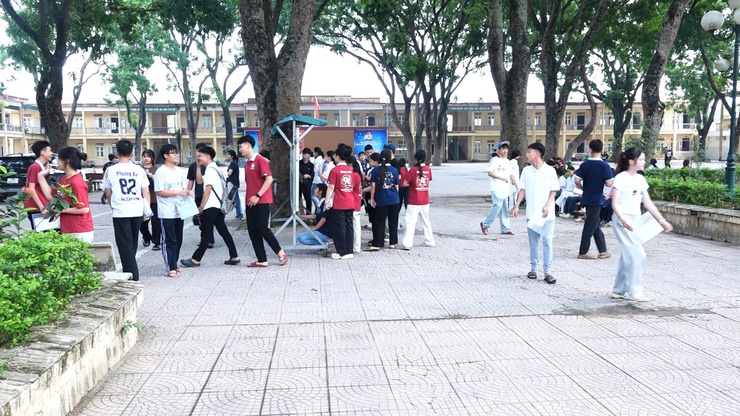 ĐỒNG CHÍ ĐINH HỮU BÌNH, PHÓ BÍ THƯ ĐẢNG ỦY, CHỦ TỊCH UBND XÃ DÂN HÒA ĐÃ ĐI KHẢO SÁT THỰC TẾ, KIỂM TRA CÔNG TÁC CHUẨN BỊ TỔ CHỨC KỲ THI TUYỂN SINH VÀO LỚP 10 NĂM HỌC 2026–2027 TẠI ĐIỂM THI TRƯỜNG THPT NGUYỄN DU- Ảnh 8.