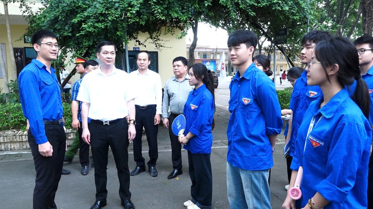 ĐỒNG CHÍ ĐINH HỮU BÌNH, PHÓ BÍ THƯ ĐẢNG ỦY, CHỦ TỊCH UBND XÃ DÂN HÒA ĐÃ ĐI KHẢO SÁT THỰC TẾ, KIỂM TRA CÔNG TÁC CHUẨN BỊ TỔ CHỨC KỲ THI TUYỂN SINH VÀO LỚP 10 NĂM HỌC 2026–2027 TẠI ĐIỂM THI TRƯỜNG THPT NGUYỄN DU- Ảnh 12.