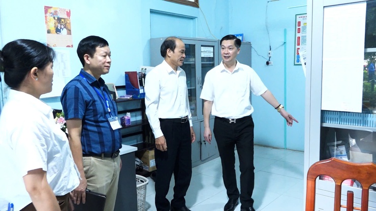 ĐỒNG CHÍ ĐINH HỮU BÌNH, PHÓ BÍ THƯ ĐẢNG ỦY, CHỦ TỊCH UBND XÃ DÂN HÒA ĐÃ ĐI KHẢO SÁT THỰC TẾ, KIỂM TRA CÔNG TÁC CHUẨN BỊ TỔ CHỨC KỲ THI TUYỂN SINH VÀO LỚP 10 NĂM HỌC 2026–2027 TẠI ĐIỂM THI TRƯỜNG THPT NGUYỄN DU- Ảnh 3.