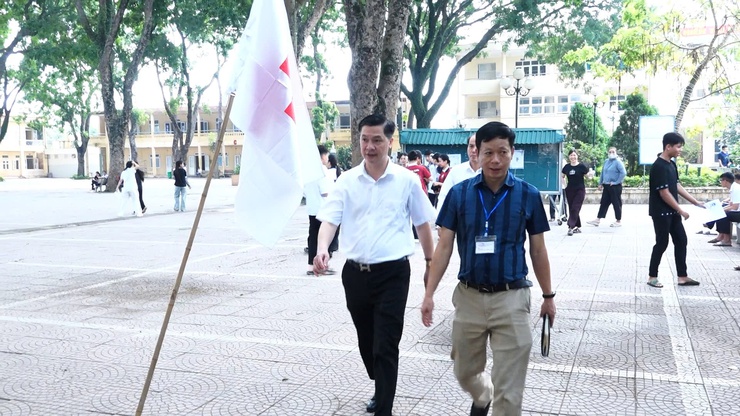 ĐỒNG CHÍ ĐINH HỮU BÌNH, PHÓ BÍ THƯ ĐẢNG ỦY, CHỦ TỊCH UBND XÃ DÂN HÒA ĐÃ ĐI KHẢO SÁT THỰC TẾ, KIỂM TRA CÔNG TÁC CHUẨN BỊ TỔ CHỨC KỲ THI TUYỂN SINH VÀO LỚP 10 NĂM HỌC 2026–2027 TẠI ĐIỂM THI TRƯỜNG THPT NGUYỄN DU- Ảnh 10.