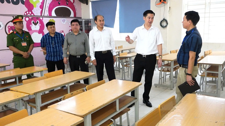 ĐỒNG CHÍ ĐINH HỮU BÌNH, PHÓ BÍ THƯ ĐẢNG ỦY, CHỦ TỊCH UBND XÃ DÂN HÒA ĐÃ ĐI KHẢO SÁT THỰC TẾ, KIỂM TRA CÔNG TÁC CHUẨN BỊ TỔ CHỨC KỲ THI TUYỂN SINH VÀO LỚP 10 NĂM HỌC 2026–2027 TẠI ĐIỂM THI TRƯỜNG THPT NGUYỄN DU- Ảnh 4.