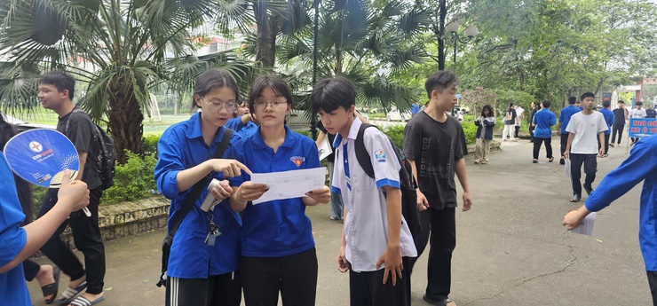 ĐỒNG CHÍ ĐINH HỮU BÌNH, PHÓ BÍ THƯ ĐẢNG ỦY, CHỦ TỊCH UBND XÃ DÂN HÒA ĐÃ ĐI KHẢO SÁT THỰC TẾ, KIỂM TRA CÔNG TÁC CHUẨN BỊ TỔ CHỨC KỲ THI TUYỂN SINH VÀO LỚP 10 NĂM HỌC 2026–2027 TẠI ĐIỂM THI TRƯỜNG THPT NGUYỄN DU- Ảnh 2.