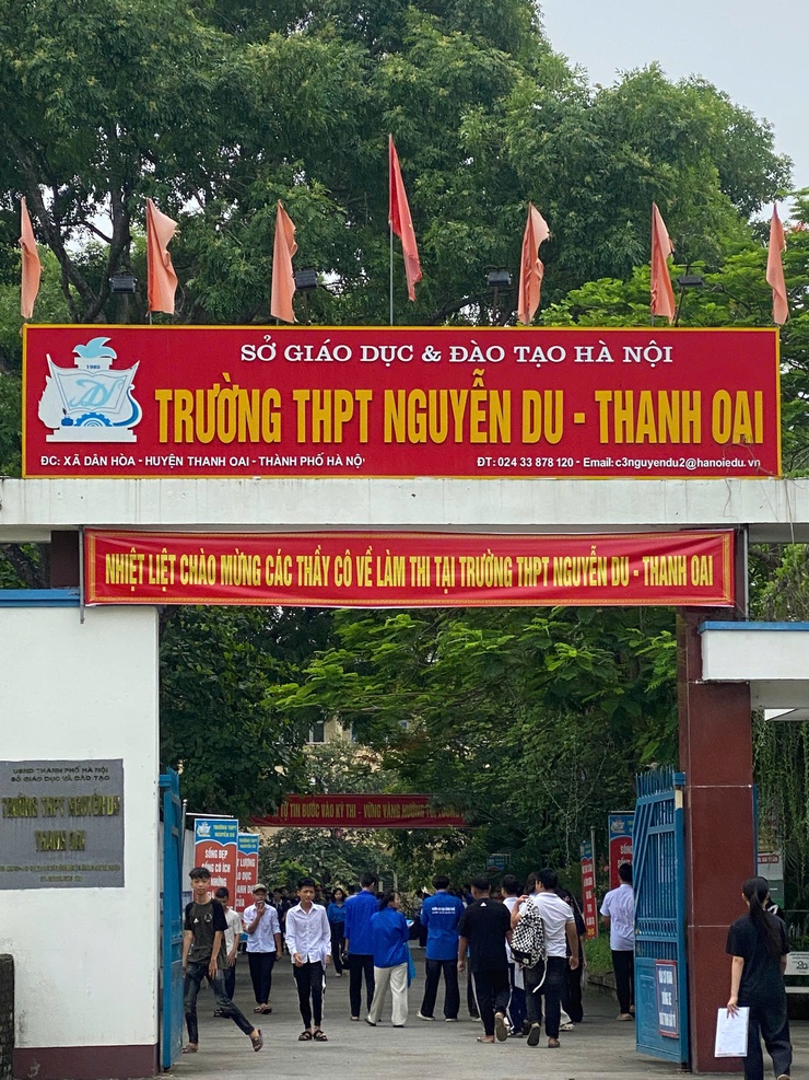 ĐỒNG CHÍ ĐINH HỮU BÌNH, PHÓ BÍ THƯ ĐẢNG ỦY, CHỦ TỊCH UBND XÃ DÂN HÒA ĐÃ ĐI KHẢO SÁT THỰC TẾ, KIỂM TRA CÔNG TÁC CHUẨN BỊ TỔ CHỨC KỲ THI TUYỂN SINH VÀO LỚP 10 NĂM HỌC 2026–2027 TẠI ĐIỂM THI TRƯỜNG THPT NGUYỄN DU- Ảnh 1.