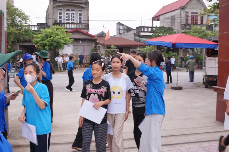 Thí sinh Đại Xuyên  hồi hộp làm thủ tục thi lớp 10, sẵn sàng bước vào kỳ thi lớn- Ảnh 1.