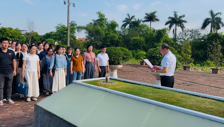Học viên lớp Đảng viên mới khó II/2026 dâng hương tưởng niệm cố Tổng Bí thư Đỗ Mười- Ảnh 3.