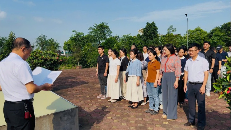 Học viên lớp Đảng viên mới khó II/2026 dâng hương tưởng niệm cố Tổng Bí thư Đỗ Mười- Ảnh 1.