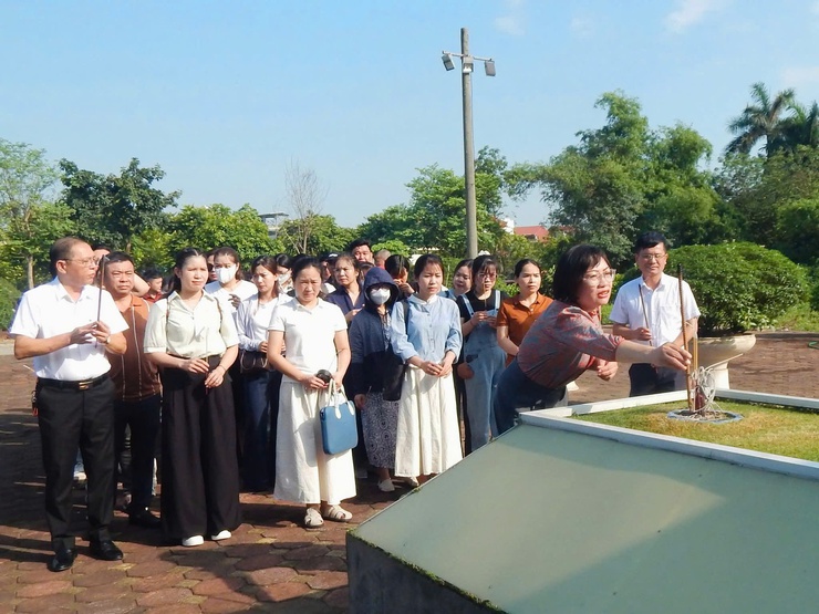 Học viên lớp Đảng viên mới khó II/2026 dâng hương tưởng niệm cố Tổng Bí thư Đỗ Mười- Ảnh 2.