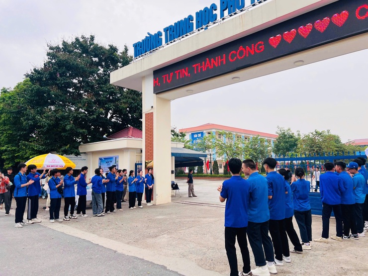 817 thí sinh làm thủ tục thi vào lớp 10 tại điểm thi THPT Đông Mỹ- Ảnh 1.
