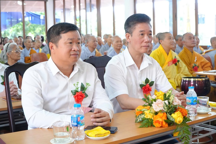 CÁC ĐỒNG CHÍ LÃNH ĐẠO XÃ DÂN HOÀ DÂNG HƯƠNG, CHÚC MỪNG ĐẠI LỄ PHẬT ĐẢN PHẬT LỊCH 2570, DƯƠNG LỊCH 2026 TẠI CHÙA VŨ LĂNG- Ảnh 11.