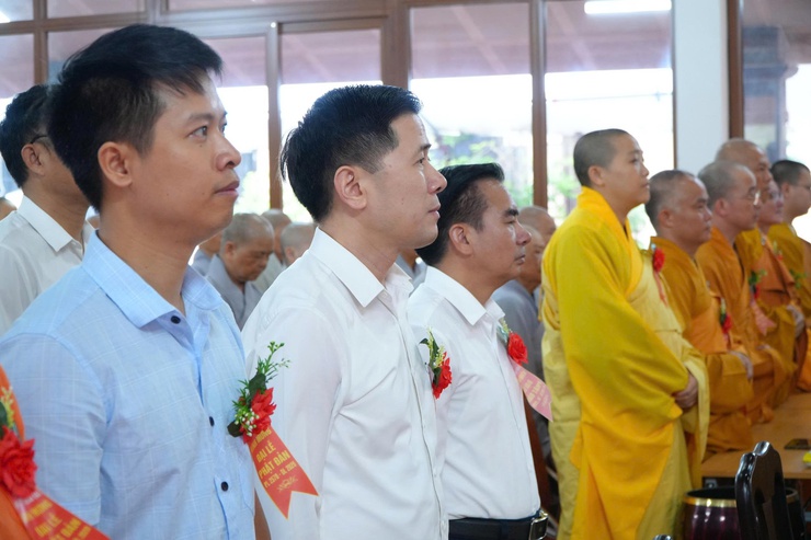 CÁC ĐỒNG CHÍ LÃNH ĐẠO XÃ DÂN HOÀ DÂNG HƯƠNG, CHÚC MỪNG ĐẠI LỄ PHẬT ĐẢN PHẬT LỊCH 2570, DƯƠNG LỊCH 2026 TẠI CHÙA VŨ LĂNG- Ảnh 6.