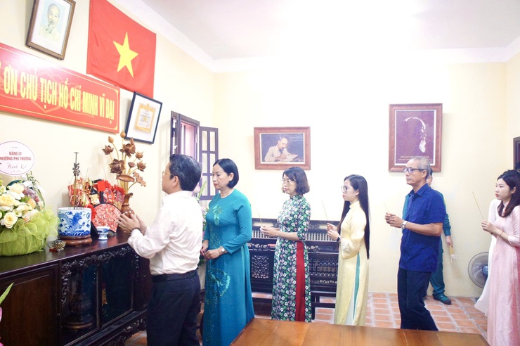 Đảng bộ Phường Phú Thượng tổ chức Lễ báo công dâng Bác và trao quyết định kết nạp đảng viên mới nhân dịp kỷ niệm 136 năm Ngày sinh Chủ tịch Hồ Chí Minh- Ảnh 5.