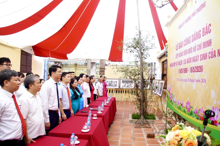 Đảng bộ Phường Phú Thượng tổ chức Lễ báo công dâng Bác và trao quyết định kết nạp đảng viên mới nhân dịp kỷ niệm 136 năm Ngày sinh Chủ tịch Hồ Chí Minh- Ảnh 1.