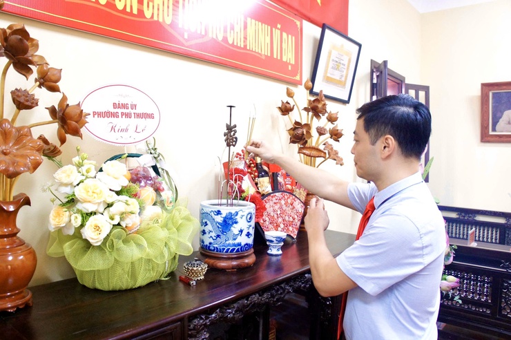 Đảng bộ Phường Phú Thượng tổ chức Lễ báo công dâng Bác và trao quyết định kết nạp đảng viên mới nhân dịp kỷ niệm 136 năm Ngày sinh Chủ tịch Hồ Chí Minh- Ảnh 2.