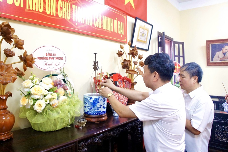 Đảng bộ Phường Phú Thượng tổ chức Lễ báo công dâng Bác và trao quyết định kết nạp đảng viên mới nhân dịp kỷ niệm 136 năm Ngày sinh Chủ tịch Hồ Chí Minh- Ảnh 4.