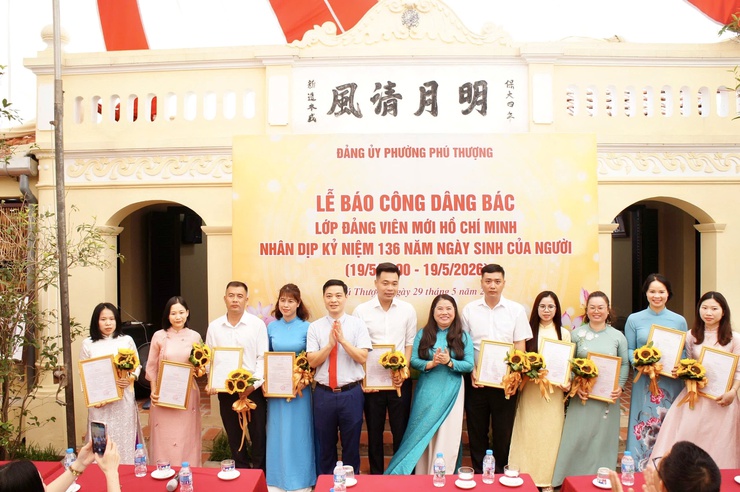 Đảng bộ Phường Phú Thượng tổ chức Lễ báo công dâng Bác và trao quyết định kết nạp đảng viên mới nhân dịp kỷ niệm 136 năm Ngày sinh Chủ tịch Hồ Chí Minh- Ảnh 8.