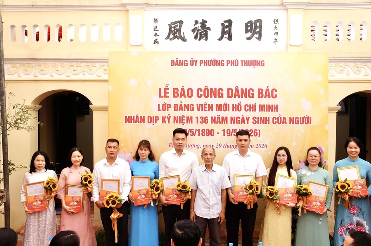Đảng bộ Phường Phú Thượng tổ chức Lễ báo công dâng Bác và trao quyết định kết nạp đảng viên mới nhân dịp kỷ niệm 136 năm Ngày sinh Chủ tịch Hồ Chí Minh- Ảnh 10.