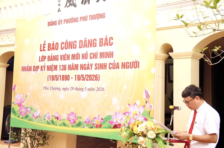 Đảng bộ Phường Phú Thượng tổ chức Lễ báo công dâng Bác và trao quyết định kết nạp đảng viên mới nhân dịp kỷ niệm 136 năm Ngày sinh Chủ tịch Hồ Chí Minh- Ảnh 7.