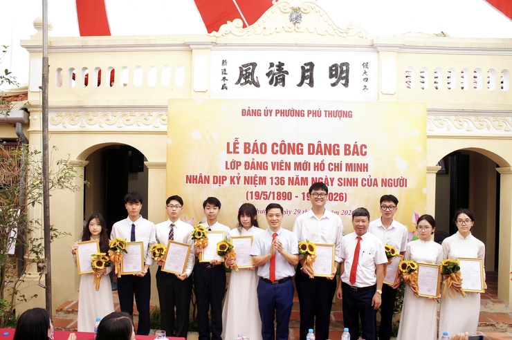 Đảng bộ Phường Phú Thượng tổ chức Lễ báo công dâng Bác và trao quyết định kết nạp đảng viên mới nhân dịp kỷ niệm 136 năm Ngày sinh Chủ tịch Hồ Chí Minh- Ảnh 9.