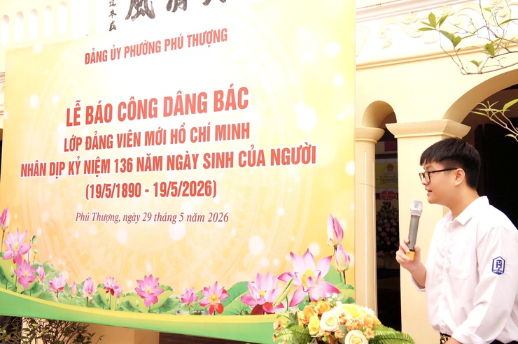 Đảng bộ Phường Phú Thượng tổ chức Lễ báo công dâng Bác và trao quyết định kết nạp đảng viên mới nhân dịp kỷ niệm 136 năm Ngày sinh Chủ tịch Hồ Chí Minh- Ảnh 12.