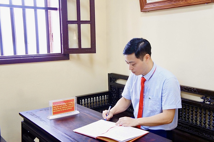 Đảng bộ Phường Phú Thượng tổ chức Lễ báo công dâng Bác và trao quyết định kết nạp đảng viên mới nhân dịp kỷ niệm 136 năm Ngày sinh Chủ tịch Hồ Chí Minh- Ảnh 15.