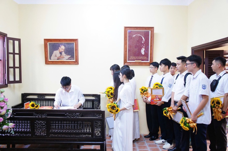 Đảng bộ Phường Phú Thượng tổ chức Lễ báo công dâng Bác và trao quyết định kết nạp đảng viên mới nhân dịp kỷ niệm 136 năm Ngày sinh Chủ tịch Hồ Chí Minh- Ảnh 16.
