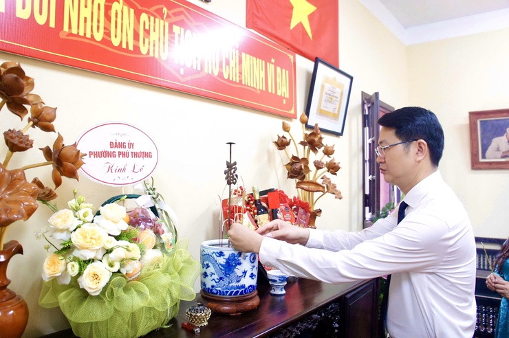 Đảng bộ Phường Phú Thượng tổ chức Lễ báo công dâng Bác và trao quyết định kết nạp đảng viên mới nhân dịp kỷ niệm 136 năm Ngày sinh Chủ tịch Hồ Chí Minh- Ảnh 3.