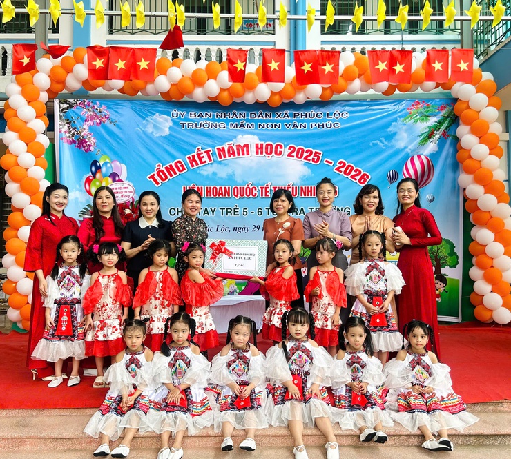 Lãnh đạo xã Phúc Lộc thăm, tặng quà các cháu thiếu nhi nhân dịp Tết Thiếu nhi 1/6- Ảnh 1.