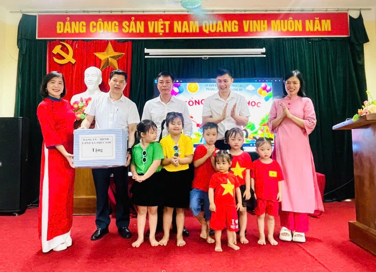 Lãnh đạo xã Phúc Lộc thăm, tặng quà các cháu thiếu nhi nhân dịp Tết Thiếu nhi 1/6- Ảnh 5.