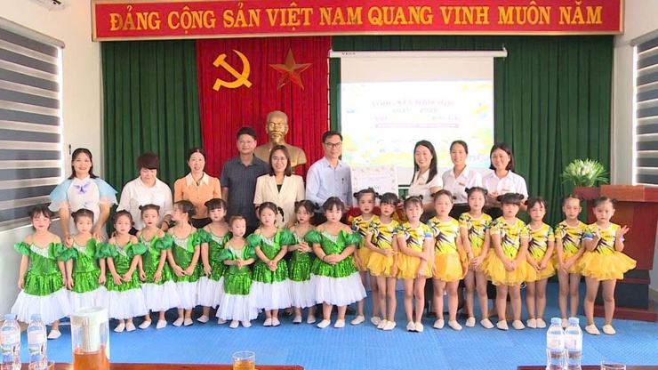 Lãnh đạo xã Phúc Lộc thăm, tặng quà các cháu thiếu nhi nhân dịp Tết Thiếu nhi 1/6- Ảnh 7.
