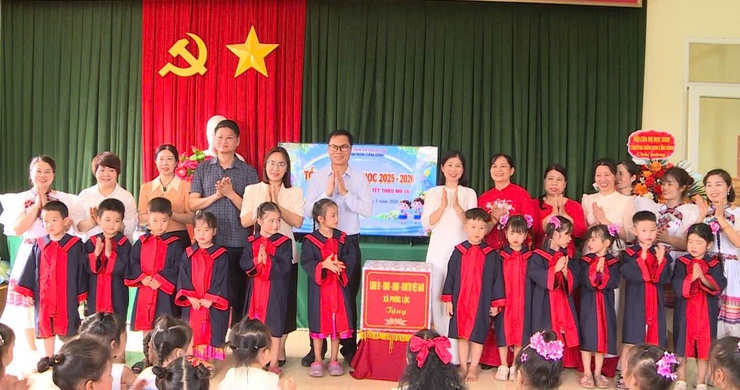 Lãnh đạo xã Phúc Lộc thăm, tặng quà các cháu thiếu nhi nhân dịp Tết Thiếu nhi 1/6- Ảnh 9.
