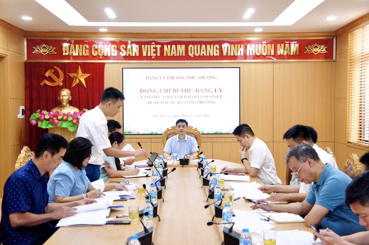 Đồng chí Bí thư Đảng ủy phường làm việc với Ban Quản lý dự án đầu tư – hạ tầng phường Phú Thượng- Ảnh 1.