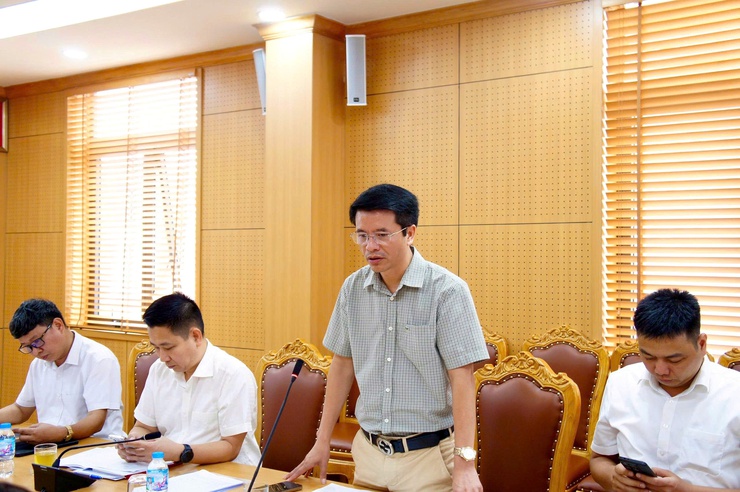 Đồng chí Bí thư Đảng ủy phường làm việc với Ban Quản lý dự án đầu tư – hạ tầng phường Phú Thượng- Ảnh 2.