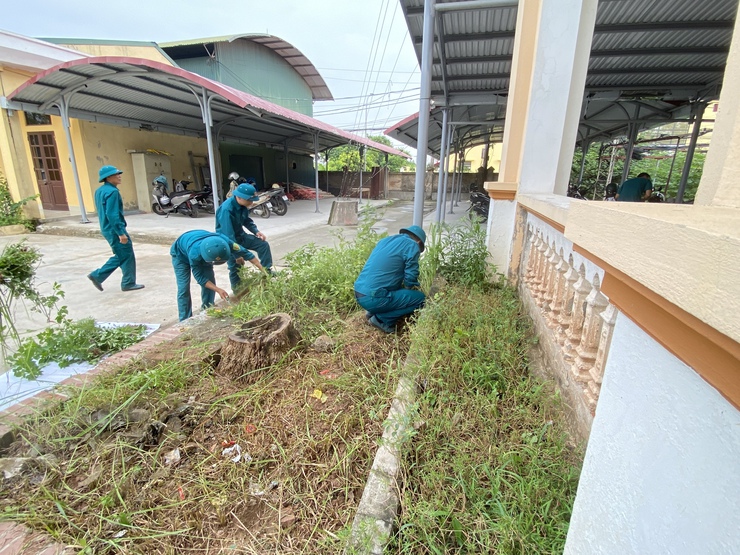 Ban Chỉ huy Quân sự xã ra quân vệ sinh môi trường, chỉnh trang tuyến đường 417- Ảnh 6.