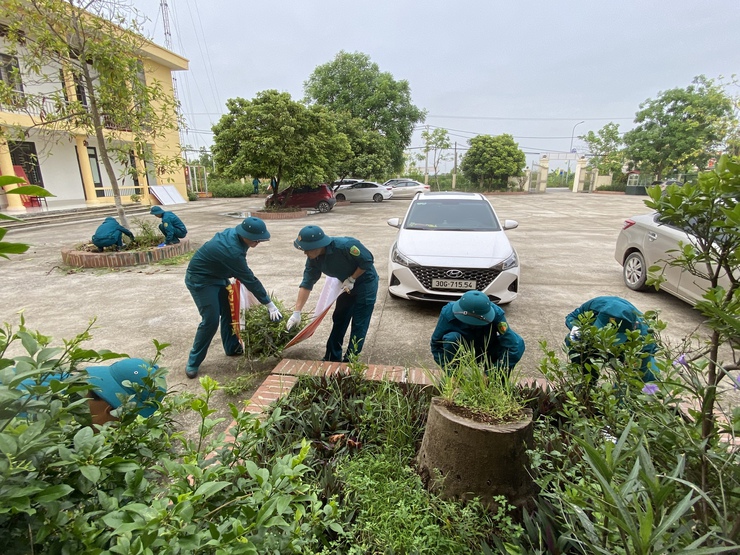 Ban Chỉ huy Quân sự xã ra quân vệ sinh môi trường, chỉnh trang tuyến đường 417- Ảnh 5.