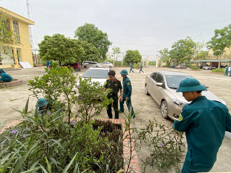 Ban Chỉ huy Quân sự xã ra quân vệ sinh môi trường, chỉnh trang tuyến đường 417- Ảnh 4.