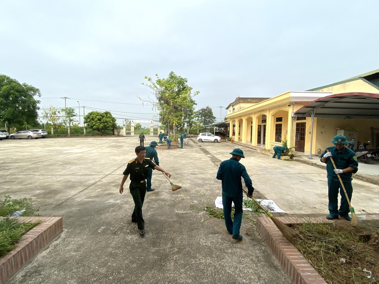 Ban Chỉ huy Quân sự xã ra quân vệ sinh môi trường, chỉnh trang tuyến đường 417- Ảnh 3.